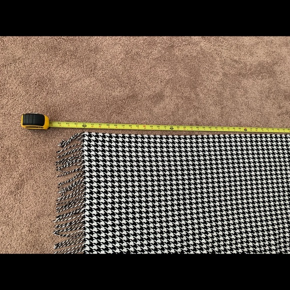 Black and White Houndstooth Scarf - Picture 4 of 5
